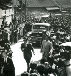 1960-04-19_Seung Man Lee leaving the presidency of Korea.jpg